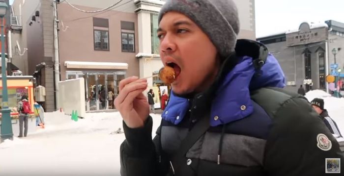 Irwansyah saat berjalan di sekitaran Kota Otaru mencari dessert bersama Zaskia Sungkar.