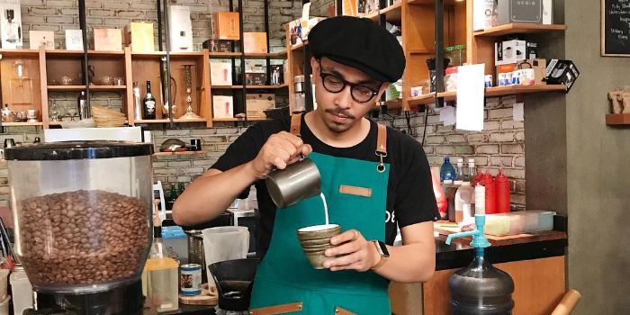 Foto Dimas Tri Adityo tengah menjadi seorang Barista