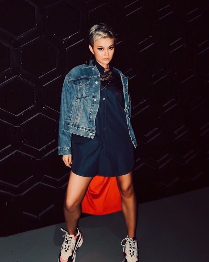 Gaya SWAG ala Agnez Mo dengan shirt dress dan jaket jeans