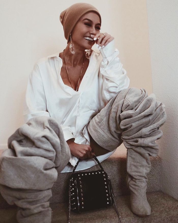 Gaya SWAG ala <a href='https://kupang.tribunnews.com/tag/agnez-mo' title='Agnez&nbsp;Mo'>Agnez&nbsp;Mo</a> dengan oversize shirt dress dan over knee boots