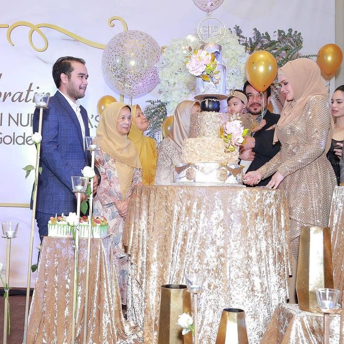 Kue ulang tahun yang juga bernuansa emas
