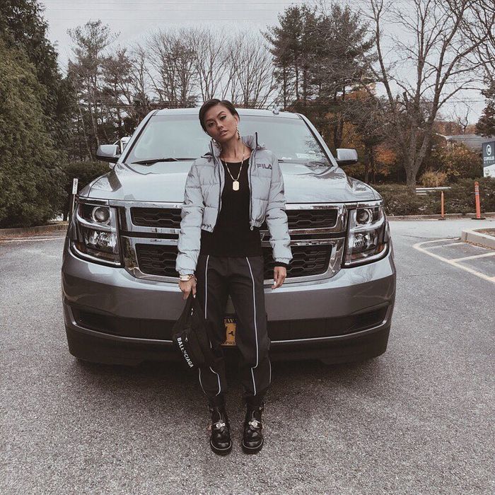 Gaya SWAG ala <a href='https://kupang.tribunnews.com/tag/agnez-mo' title='Agnez&nbsp;Mo'>Agnez&nbsp;Mo</a> dengan training pants dan boots