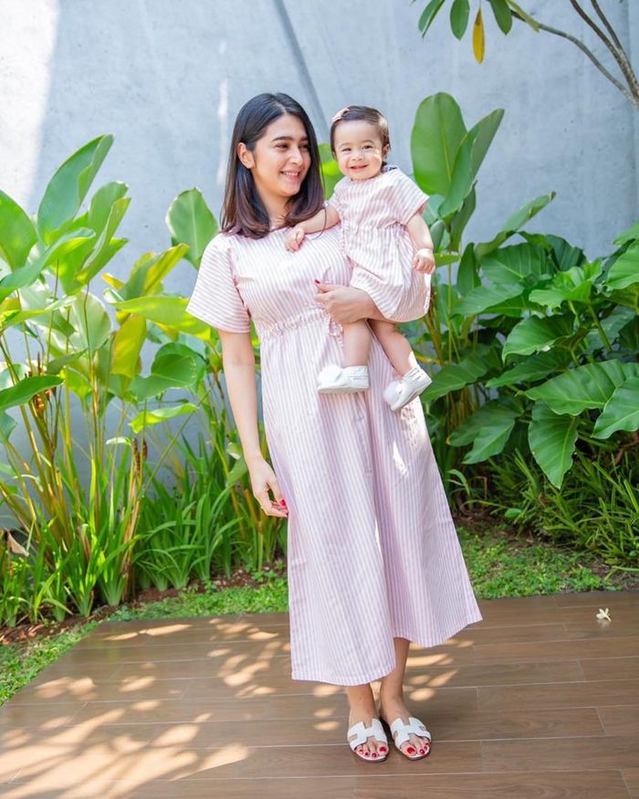 Gaya busana kasual Nabila Syakieb dengan stripe dress