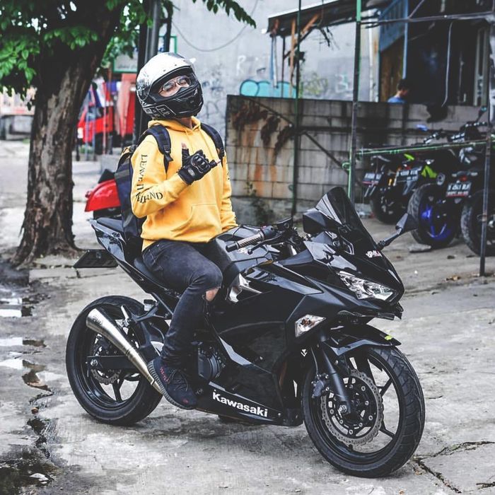 Potret ganteng Sean Ivan di atas motornya