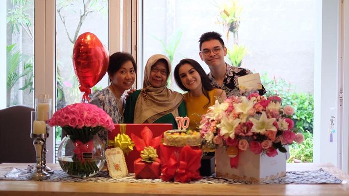 Potret ganteng Sean Ivan bersama keluarganya