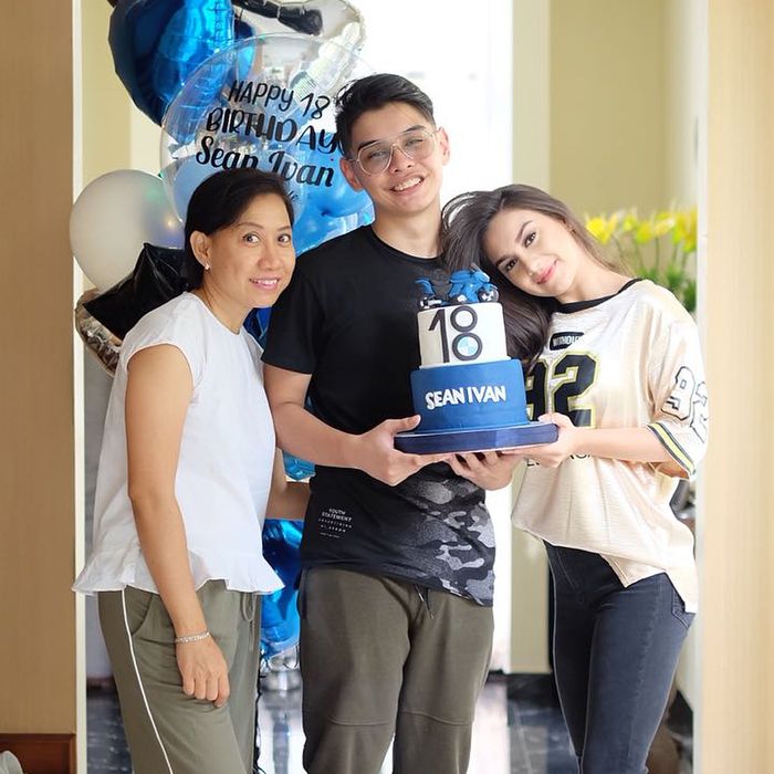Potret ganteng Sean Ivan bersama Irish Bella dan Ibu