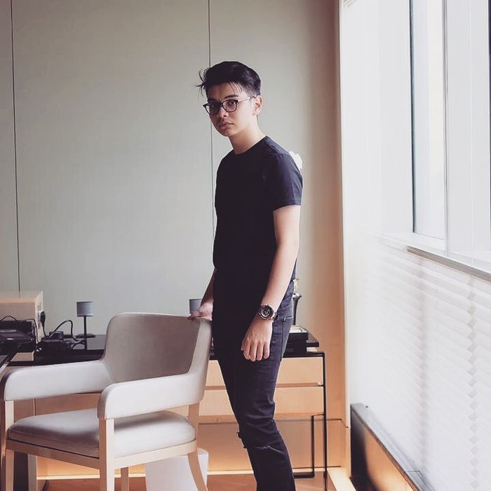 Potret ganteng Sean Ivan saat memakai setelah serba hitam