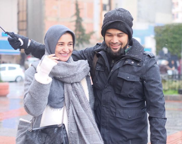 Pasangan artis sinetron yang cinlok : Shireen Sungkar dan Teuku Wisnu.