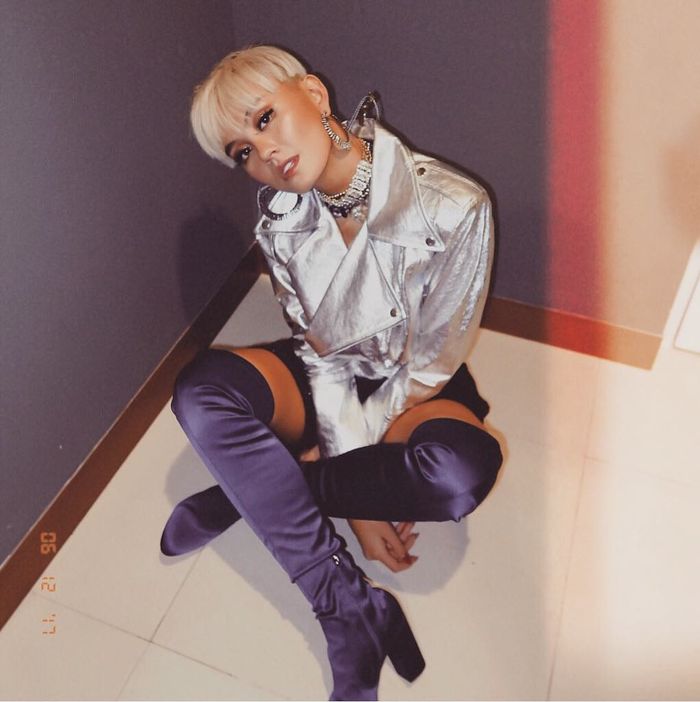 Gaya SWAG ala Agnez Mo dengan leather blazer dan over knee boots