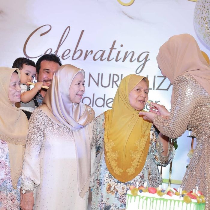 Siti Nurhaliza menyuapi sang ibunda