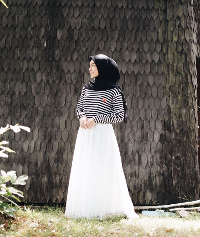 Inspirasi gaya fashion hijab ala Melody Prima dengan rok kekinian: rok tutu