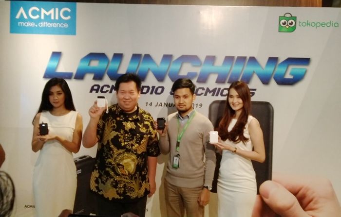 way Heri Hertanto (kiri), CEO Distributor tunggal ACMIC di Indonesia dan Reza Alfianoor, Business Partnership Tokopedia