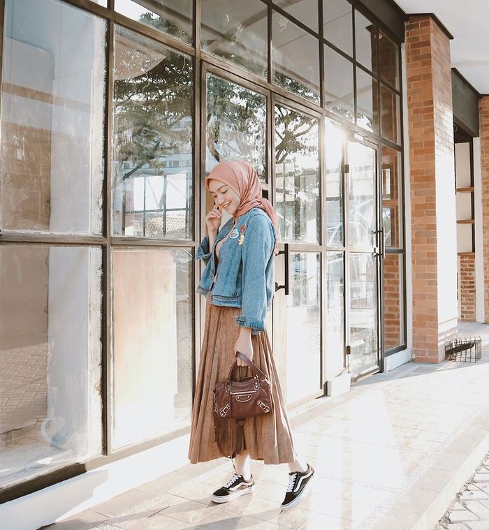 Inspirasi gaya fashion hijab ala Melody Prima dengan rok kekinian: rok lipit atau pleated skirt