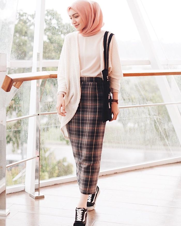 Inspirasi gaya fashion hijab ala Melody Prima dengan rok kekinian: rok motif kotak-kotak