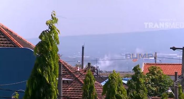 Asap semburan lumpur lapindo terlihat dari balkon rumah Via Vallen