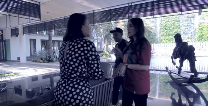 Ruang santai ini dilengkapi dengan kursi-kursi cantik dan patung kuda