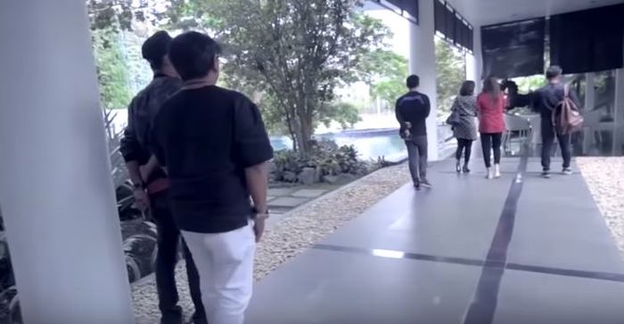 Jalan menuju ruang santai dan kolam renang rumah Momo Geisha