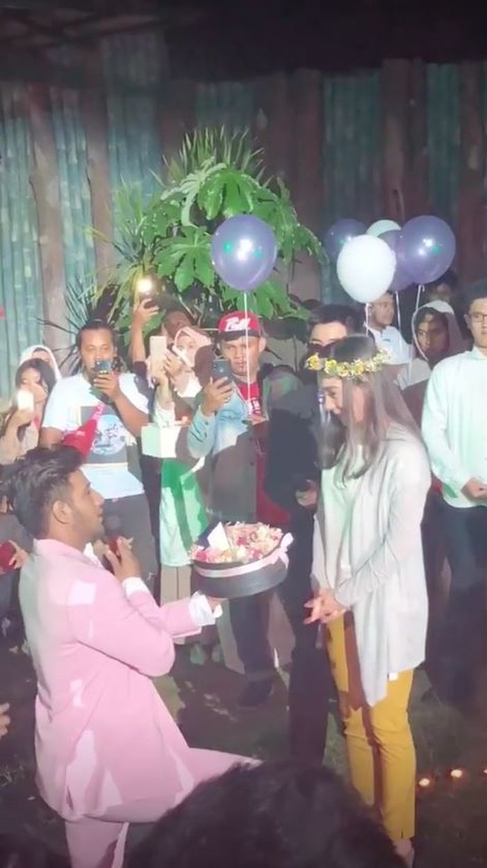 Ammar Zoni melamar Irish Bella dengan cara romantis