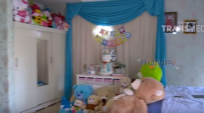 Kamar Via Vallen yang dipenuhi boneka Teddy Bear