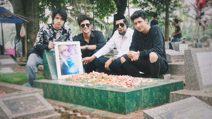 Ammar Zoni bersama ayah dan adiknya mengunjungi makam sang ibu