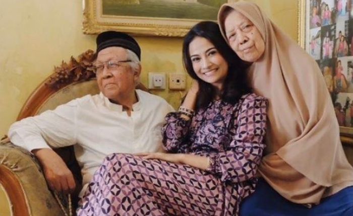 Vanessa Angel dan kakek serta neneknya.