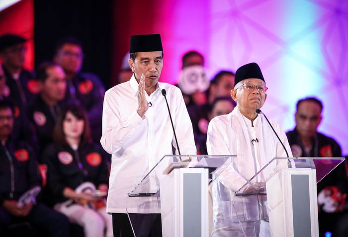 Pasangan calon presiden dan wakil presiden nomor urut 1, Joko Widodo dan Ma'ruf Amin memberikan penjelasan saat debat pilpres pertama di Hotel Bidakara, Jakarta Selatan, Kamis (17/1/2019). Tema debat pilpres pertama yaitu mengangkat isu Hukum, HAM, Korupsi, dan Terorisme.