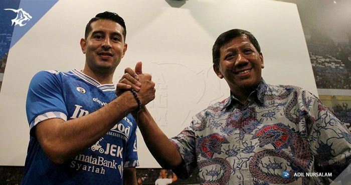 Esteban Vizcarra berpose dengan Komisaris PT Persib Bandung Bermartabat KUswara S Taryono di Graha P