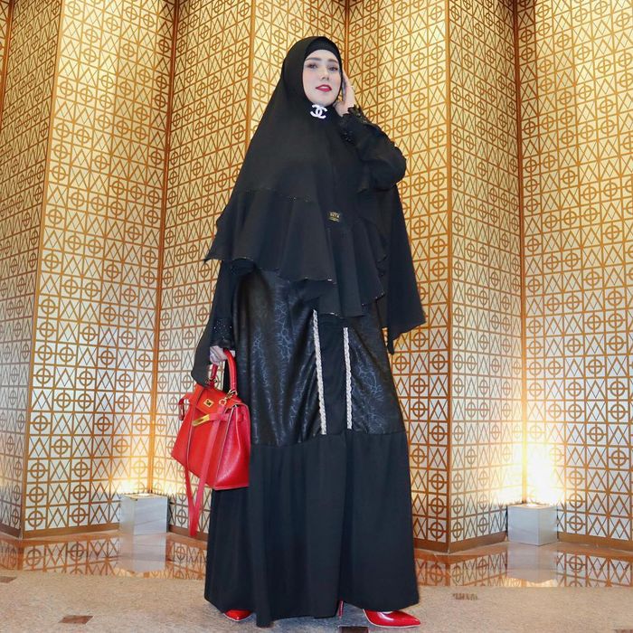 Adu Gaya Maia Estianty VS Mulan Jameela Saat Kenakan Gamis Hitam, Sama-Sama Cantik! - Mulan Jameela