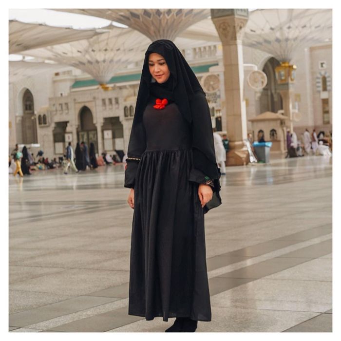 Adu Gaya Maia Estianty VS Mulan Jameela Saat Kenakan Gamis Hitam, Sama-Sama Cantik! - Maia Estianty