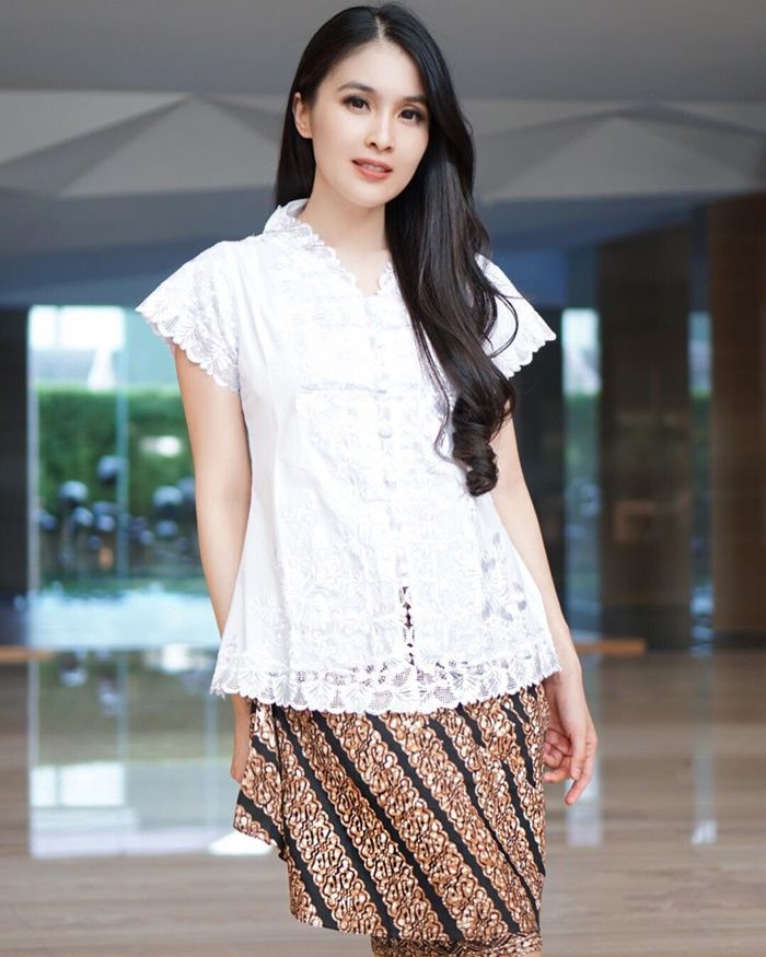 Inspirasi Kebaya Lengan Pendek ala Artis - Sandra Dewi