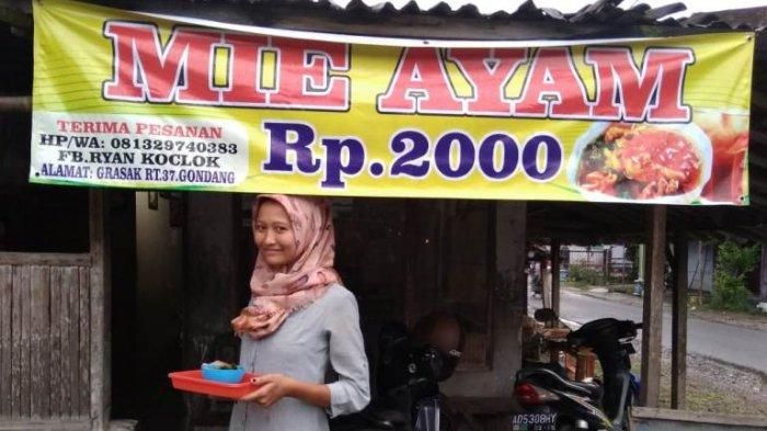 Rika penjual mie ayam Rp 2.000 yang viral di Facebook berdiri di depan rumah yang sekaligus juga war