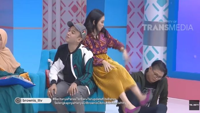 Ayu Ting Ting hampir tendang wajah Andika Kangen Band