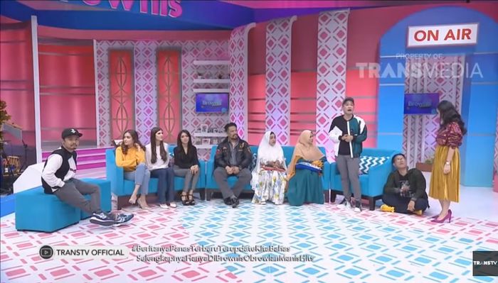 Detik-detik sebelum Ayu duduk di bahu sofa Ruben Onsu