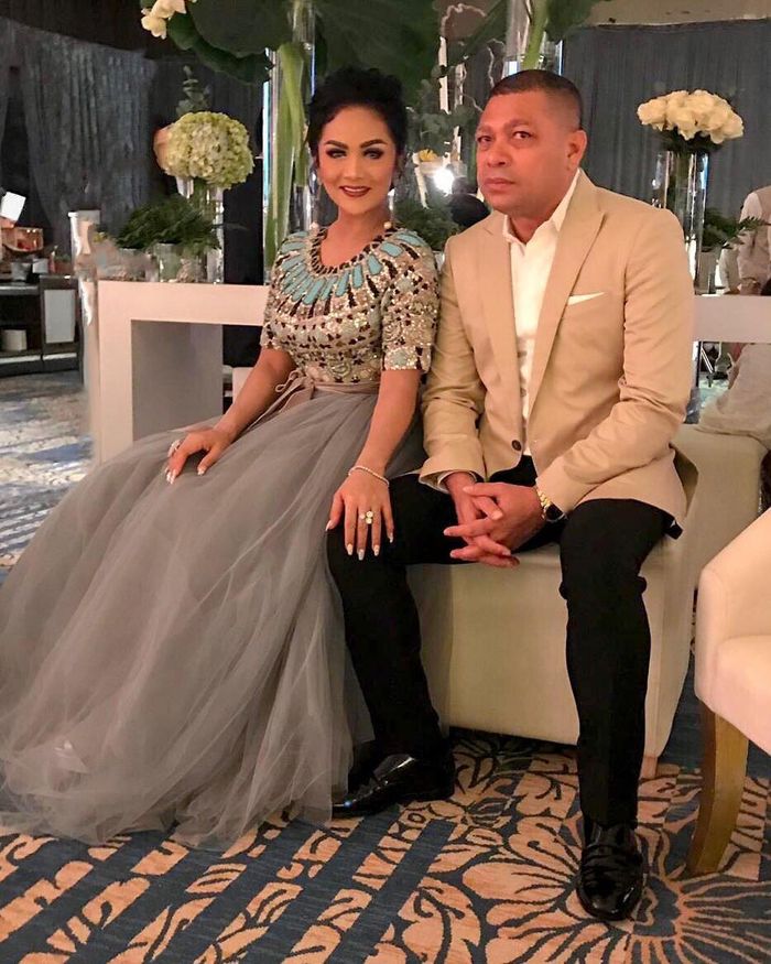 Intip glamornya penampilan Krisdayanti saat hadiri pernikahan Edric Tjandra
 