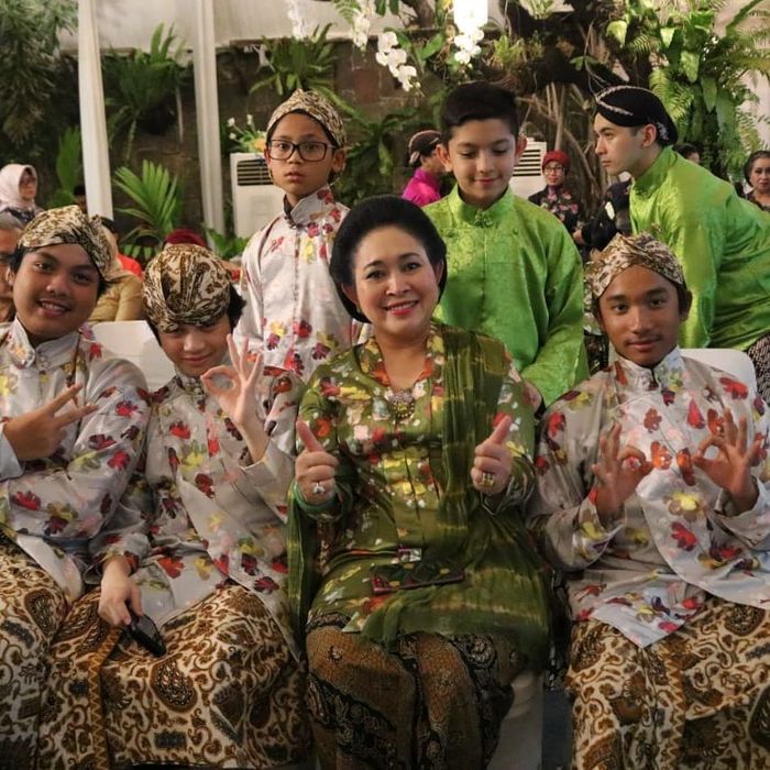 Berbalut Kebaya Merah, Anggunnya Titiek Soeharto Mantan Istri Prabowo Bak Perempuan Keraton