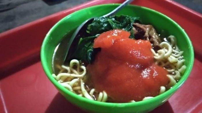 Mie ayam Rp 2.000 disajikan dalam mangkuk