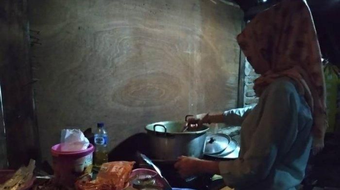Rika membuat mie ayam pesanan pelanggan di dalam rumahnya