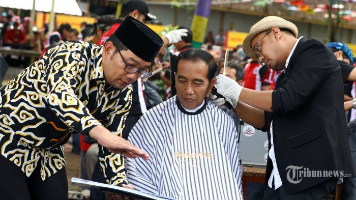 Presiden Joko Widodo (tengah) berbincang dengan Gubernur Jawa Barat Ridwan Kamil (kiri) saat mengikuti potong rambut massal