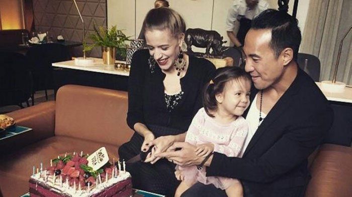 Daniel Mananta dan istri bulenya