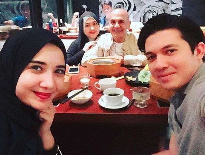 Zaskia Sungkar dan Irwansyah bersama Mark Sungkar.