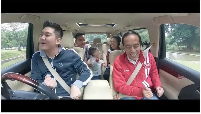 Jan Ethes goyang dayung bareng presiden Jokowi, Boy William, dan orang tuanya.
