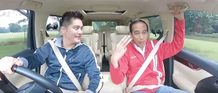 Penuh Percaya Diri dan Tak Kalah dari Anak Muda, Intip Gaya Jokowi Nyanyi Lagu Rock Bareng Boy Willi