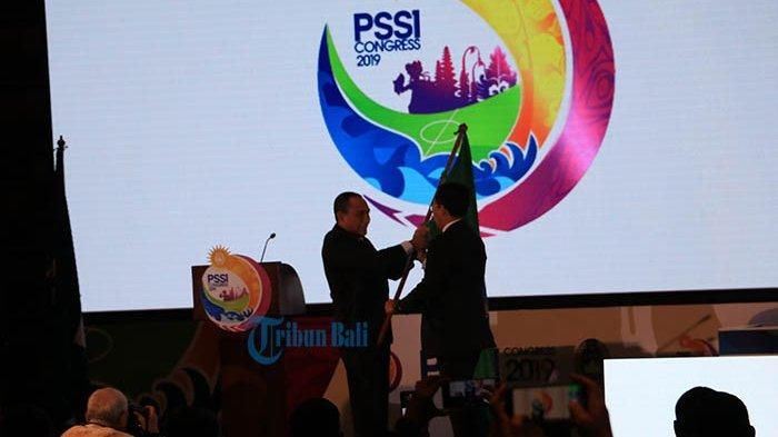 Mundur dari kursi Ketua Umum PSSI, Edy Rahmayadi serahkan panji PSSI kepada Joko Driyono, Minggu (20/1/2019).