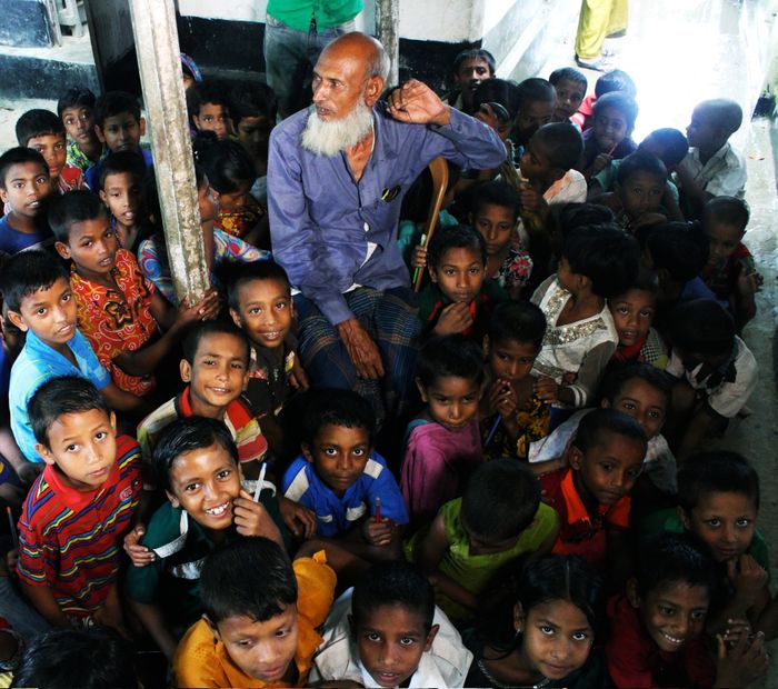 Joynal Abedin bersama anak-anak di kampungnya