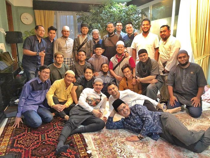 Potret Raffi Ahmad bersama teman-teman artis saat kajian islami