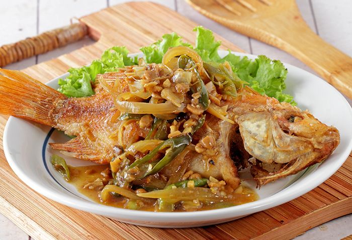ikan menjadi salah satu simbol kemakmuran yang dipercaya etnis tionghoa.