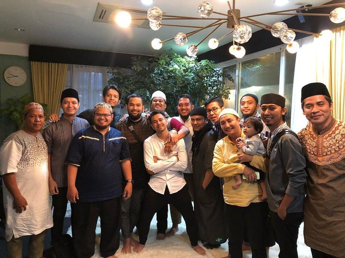 Dikabarkan behijrah, Raffi Ahmad terlihat salat di sudut ruang rias yang sempit