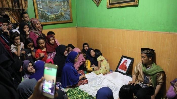 Istri ustaz Nur Maulana meninggal dunia, Minggu (20/1/2019). Sejumlah kerabat mendampingi jenazah