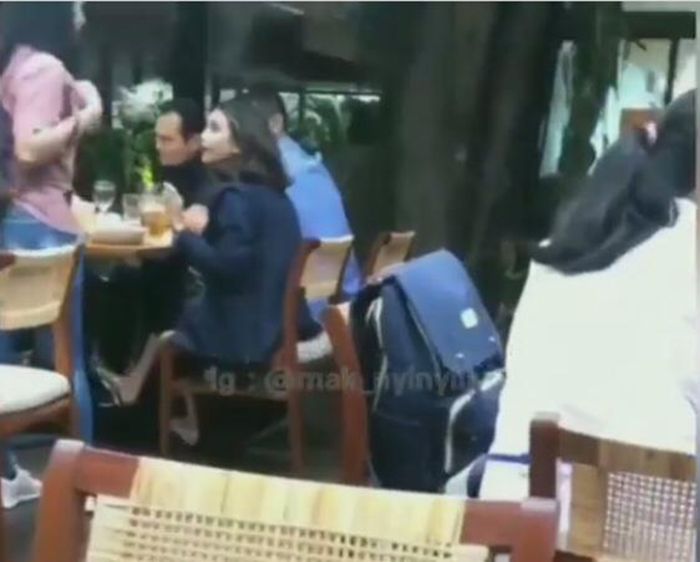 Vanessa Angel makan di restoran