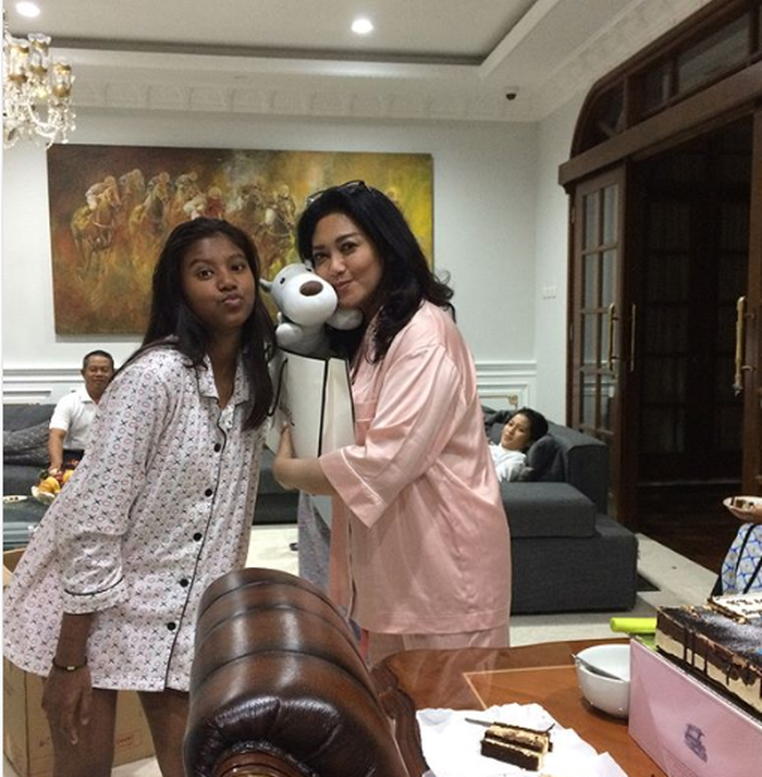 Bella Shapira dan anak sambungnya